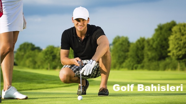 golf bahisleri - topunun girmesini izleyen genç golf oynucusu