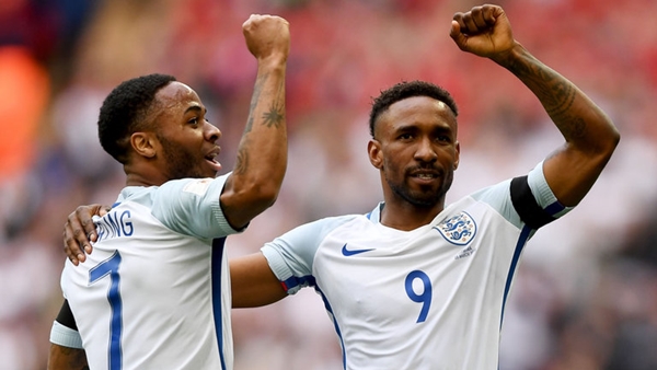 sterling ve defoe ingiltere milli takım forması ile