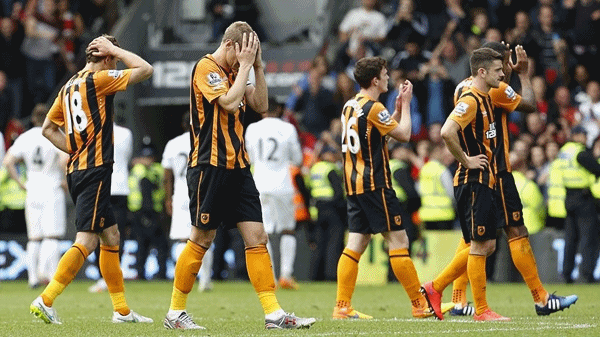 HullCity futbolcuları sahayı üzgün terk ediyor