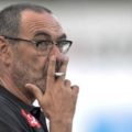 Napoli teknik direktörü Maurizio Sarri sigara içiyor