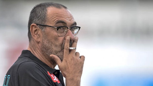 Napoli teknik direktörü Maurizio Sarri sigara içiyor